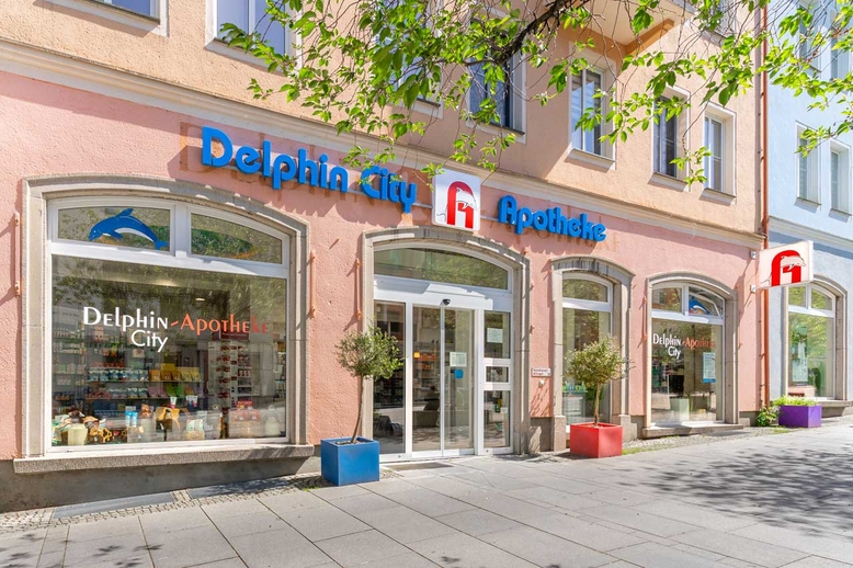 Eingangsbereich Delphin City Apotheke in der Friedrichstraße in Prenzlau