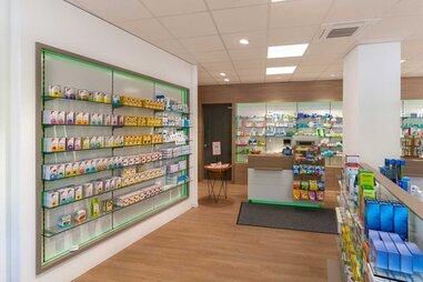 Großräumige Delphin Apotheke Templin mit großer Glaswand