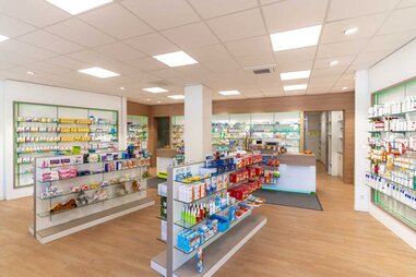 Delphin Apotheke von innen Regale Angebote und Verkaufsartikel